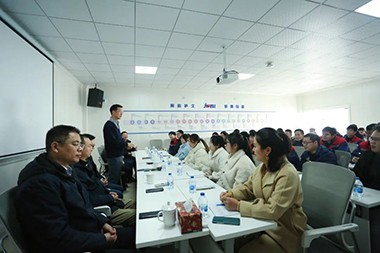 2023, un nuovo viaggio Il presidente Mr He di Jwell Machinery ha augurato a tutti i dipendenti un felice anno nuovo nello stabilimento di Zhejiang!