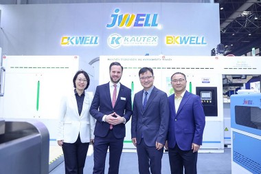 Il Console Generale della Cina a Düsseldorf e il Direttore Generale della Fiera di Düsseldorf visitano lo stand JWELL